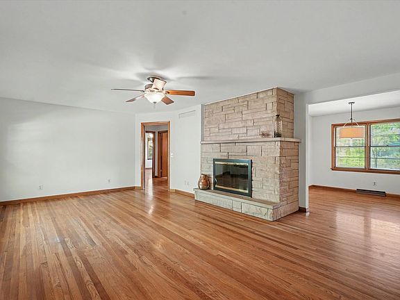4th image of 1105 Foothill Dr