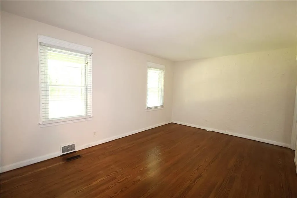 3 bed, 1.0 bath, 1152 sqft, $1,595 — Photo 4