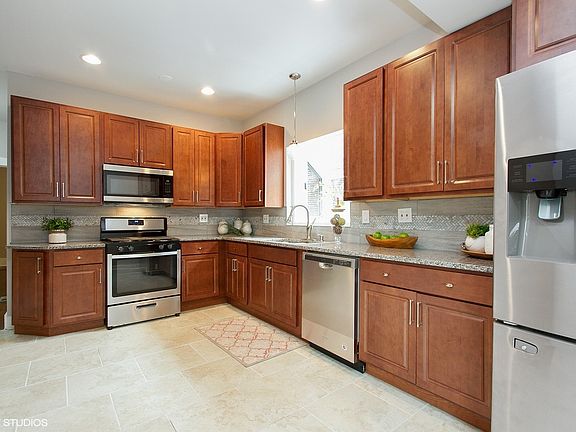 3rd image of 7200 S Oglesby Ave