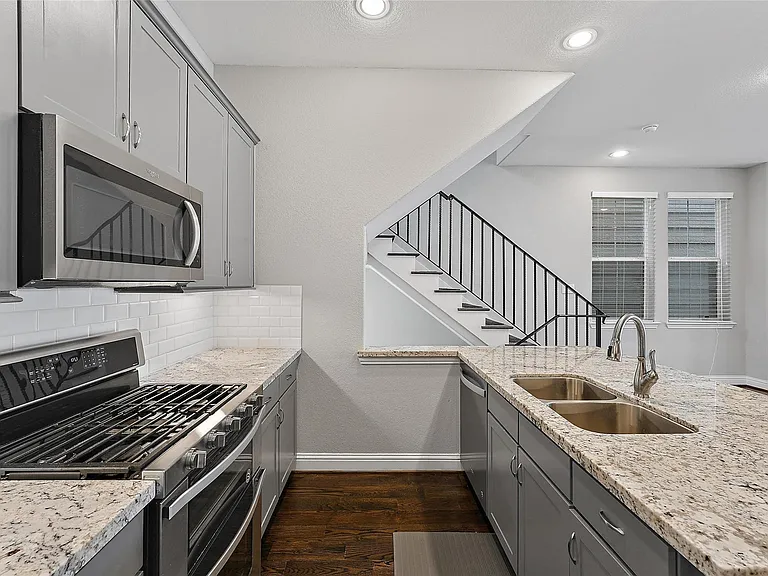 1221 W 19th St #B — Photo 9