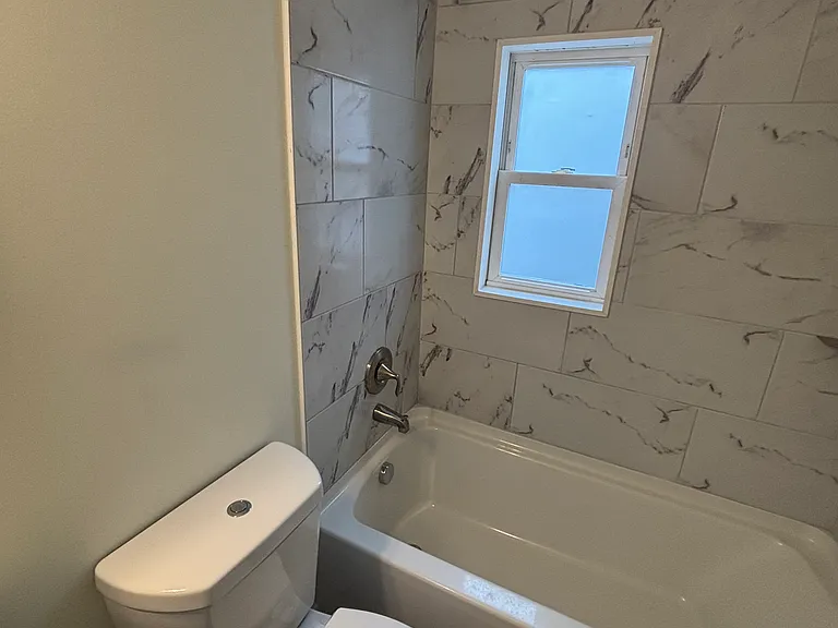 230 W 6th St — Photo 5