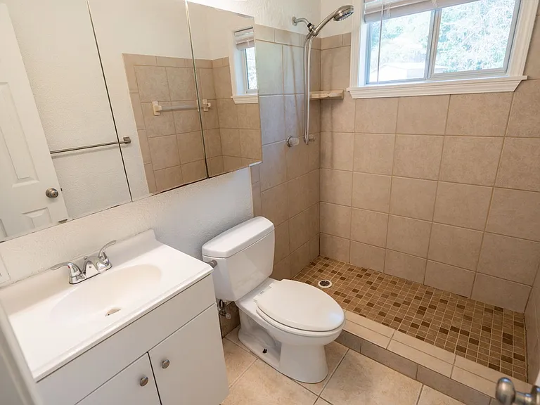 406 Essex Dr — Photo 28