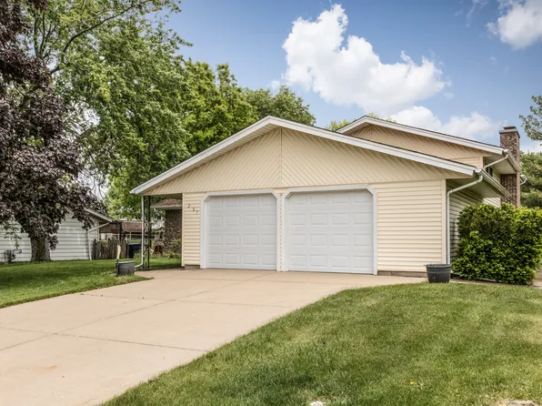 207 N Salem Dr, Schaumburg, IL 60194