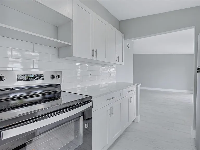 325 Capri Blvd — Photo 45