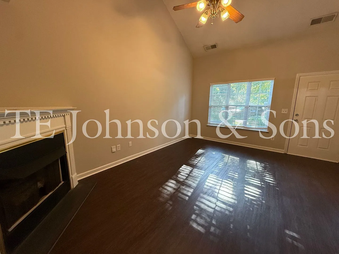 Beautiful 3BR Home with Vaulted Ceilings, Community Pool & Main Level Primary Suite — Photo 4