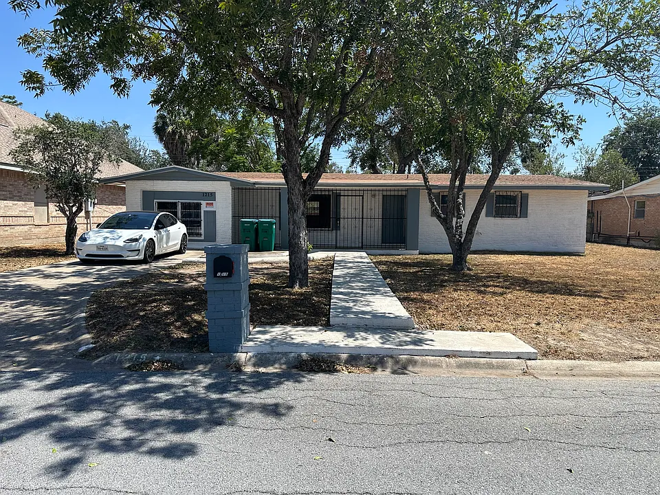 1215 S Azalea St