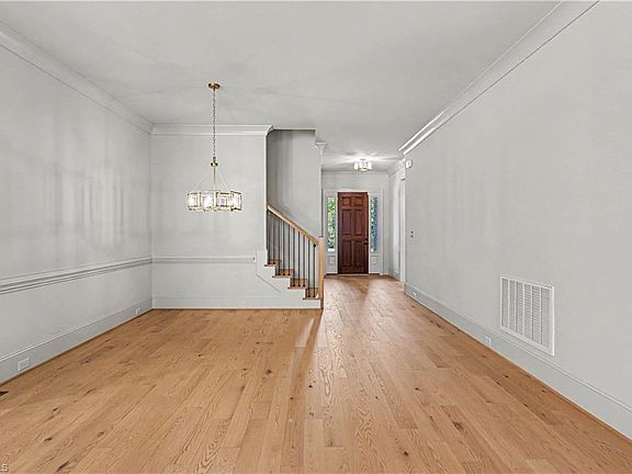 5th image of 16 Creswell Manor Dr