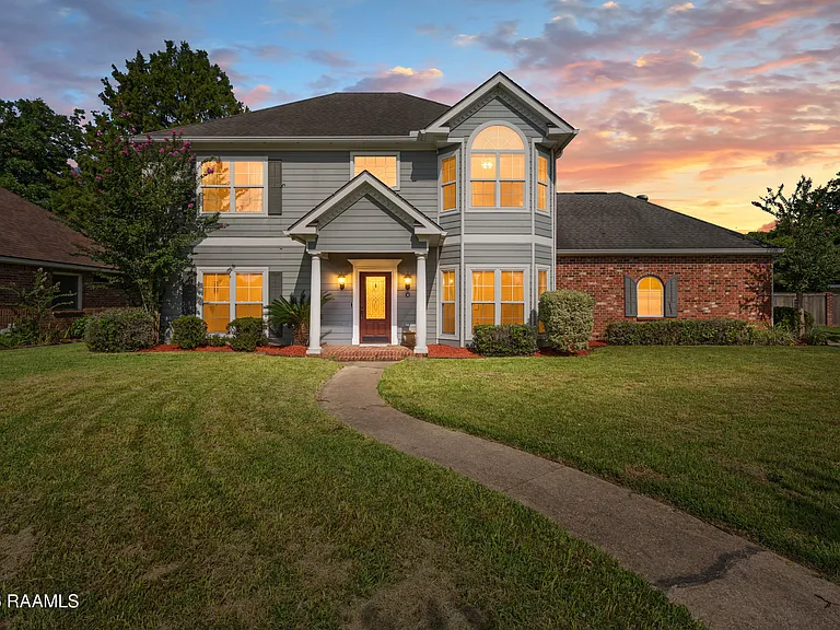 300 Oak Hollow Dr — Photo 1