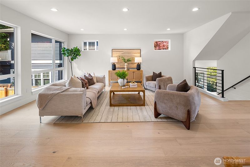 4th image of 613 18th Avenue E