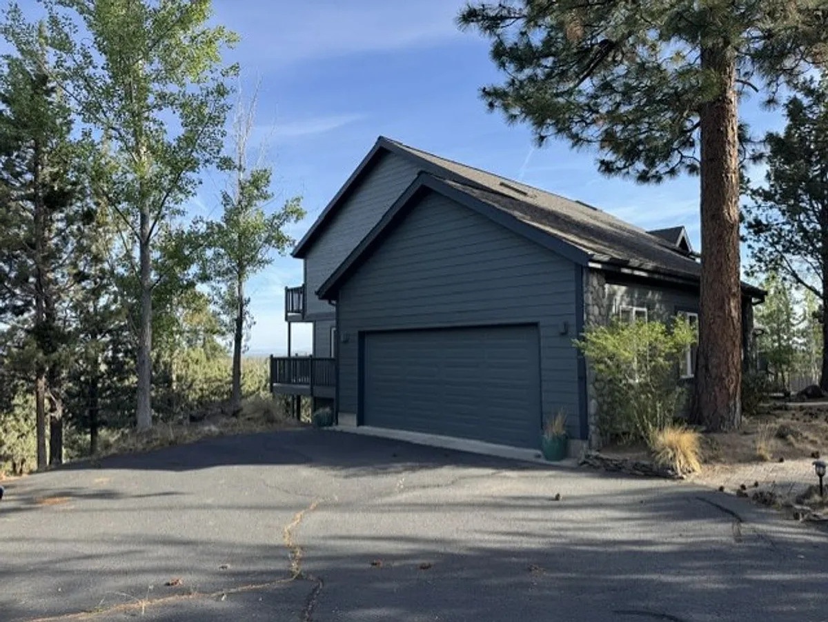 Building Photo - 1016 NW Foxwood