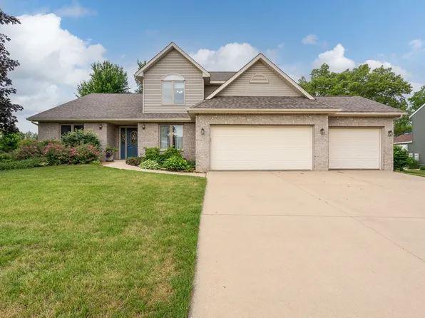 915 Pleasant Hill Dr, De Witt, IA 52742