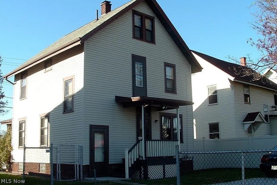 2nd image of 614 Clarendon Ave NW
