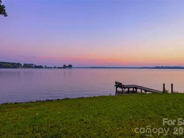 221 Gainswood Dr, Mooresville, NC 28117
