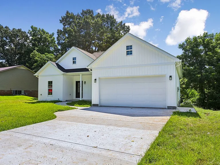 112 Rogers Ave — Photo 45