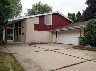 6113 Twin Oak Dr, Greendale, WI 53129