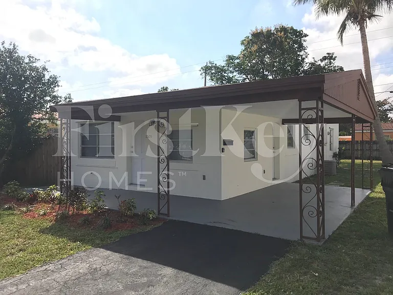 17470 NE 19th Ave — Photo 3