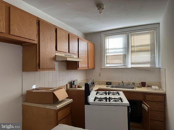 3rd image of 7901 Cedarbrook Ave