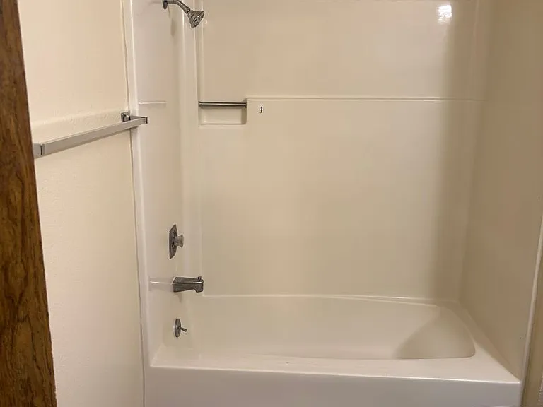 1 Bedroom 1 Bathroom at Hollywood Park Apartments — Photo 6