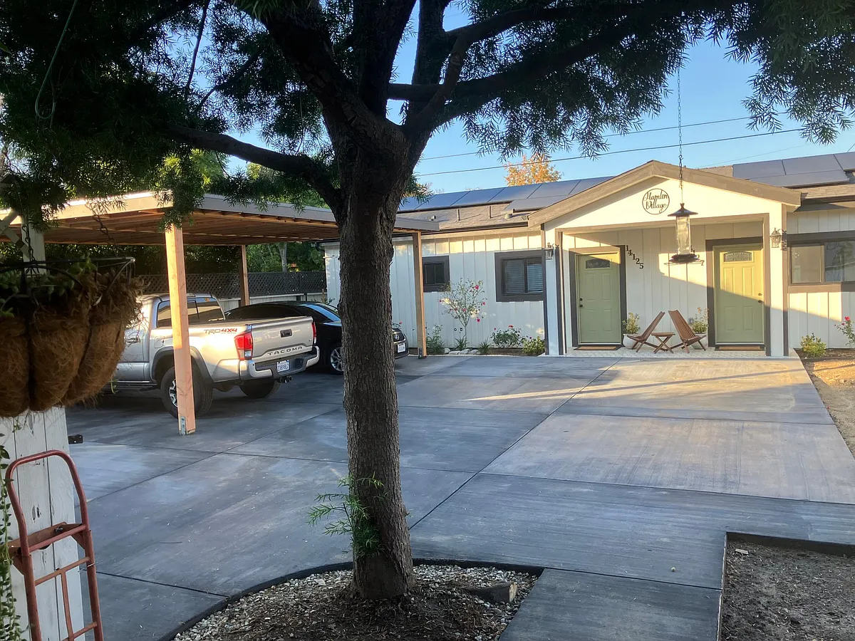 Parking - 14127 Hamlin St