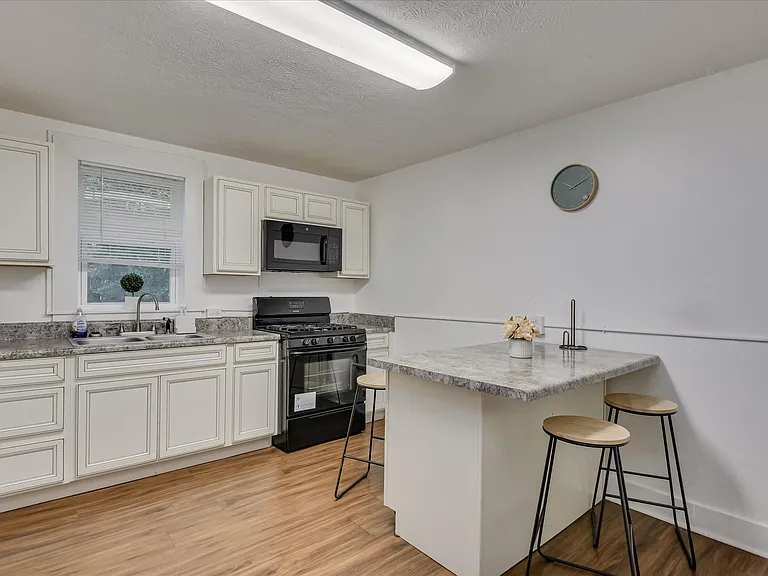 714 Hickman Rd — Photo 42