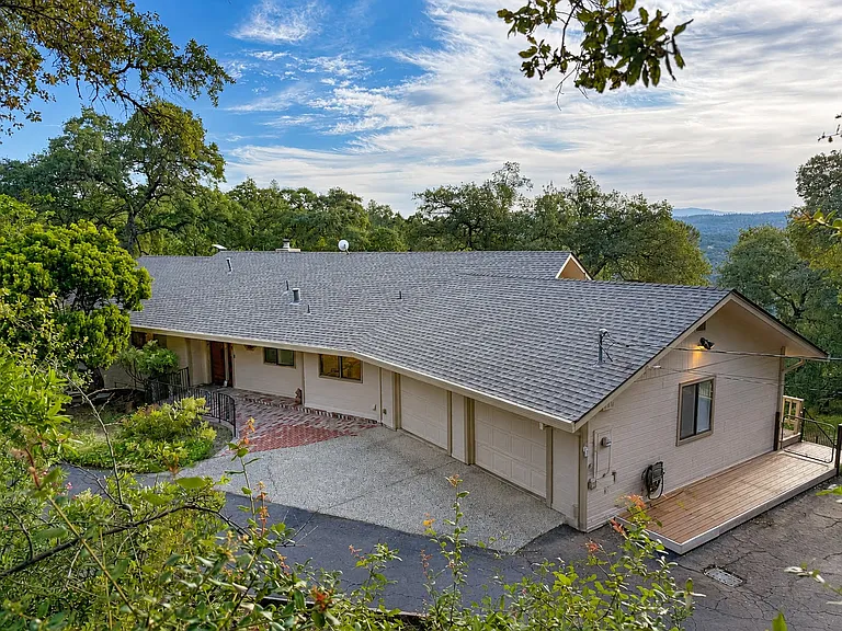 1049 Woodside Ln — Photo 2