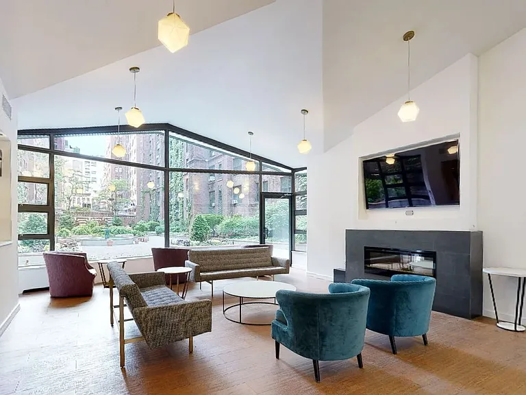 435 W 23rd St #8F — Photo 10