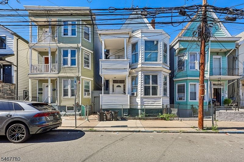 1st image of 752 E 18Th St