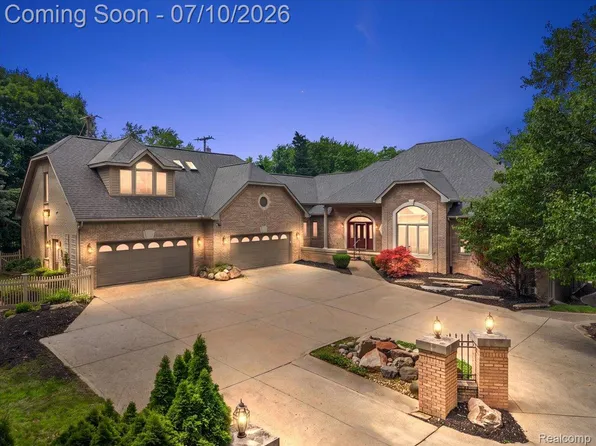 901 Spring Dr, Northville, MI 48167