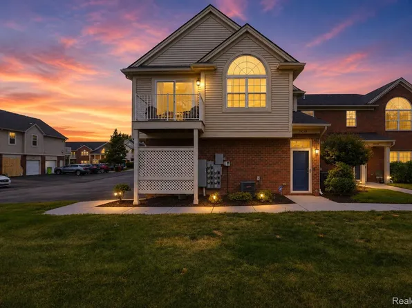 28248 S Pointe Ln, Chesterfield, MI 48051