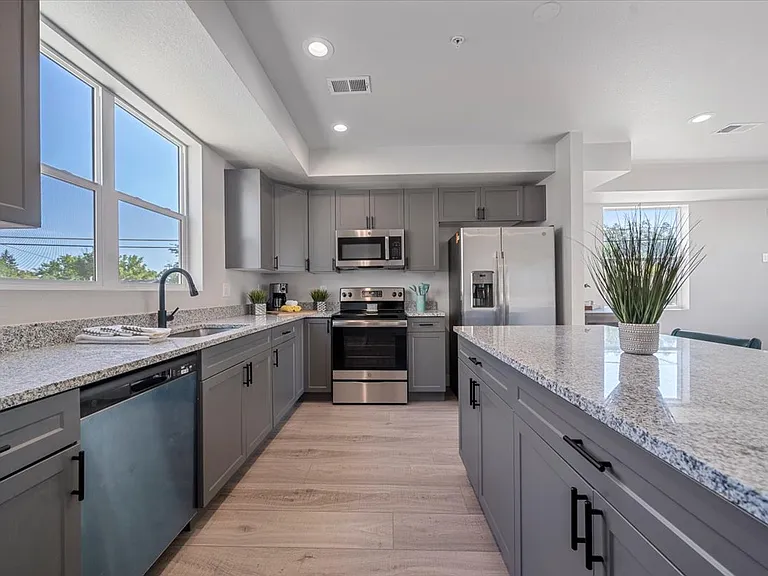 1320 Benton St — Photo 2
