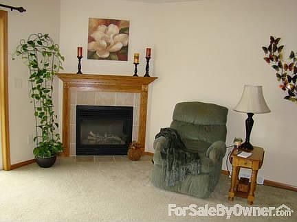 Livingroom : no mess gas fireplace in livingroom. Access patio through patio door on the left