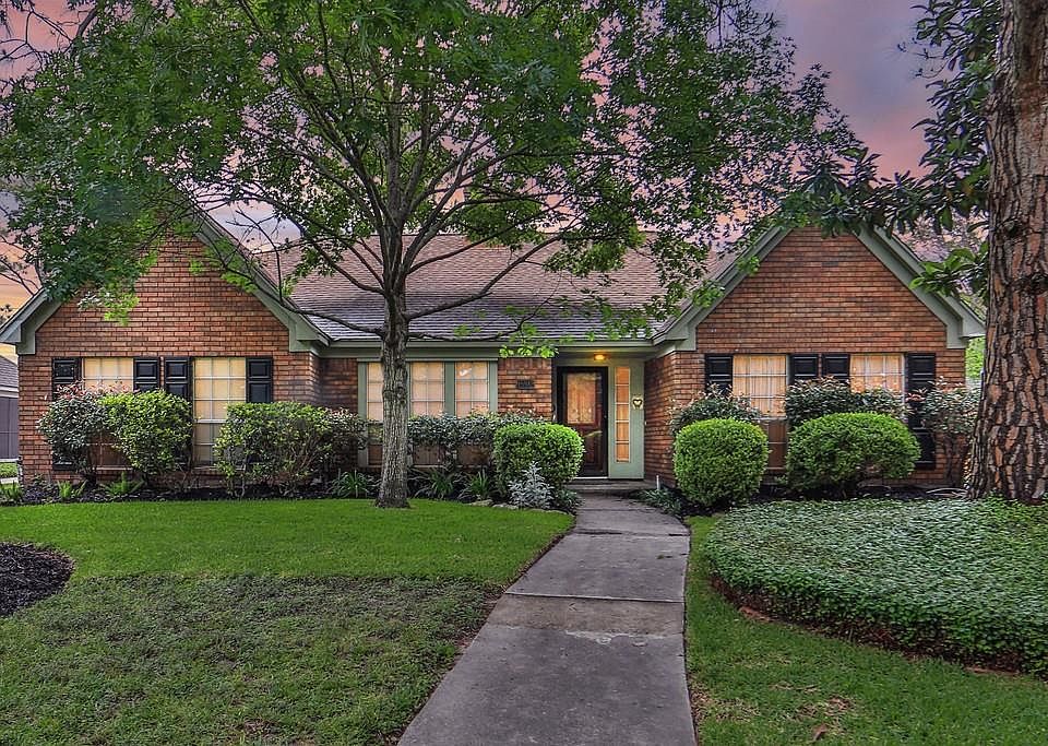 1st image of 15942 Sweetwater Creek Dr
