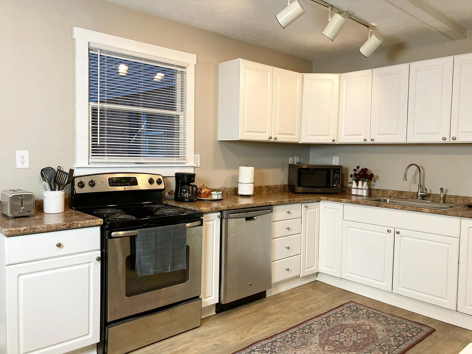 2 bed, 1.5 bath, 1200 sqft, $1,750 — Photo 3
