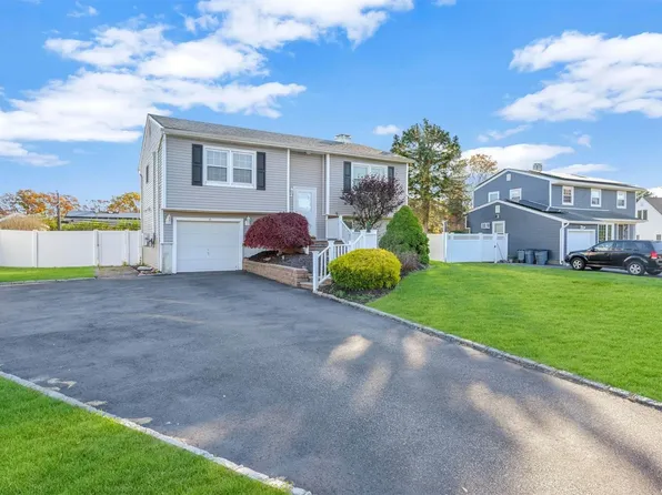15 Glide Lane, Holtsville, NY 11742