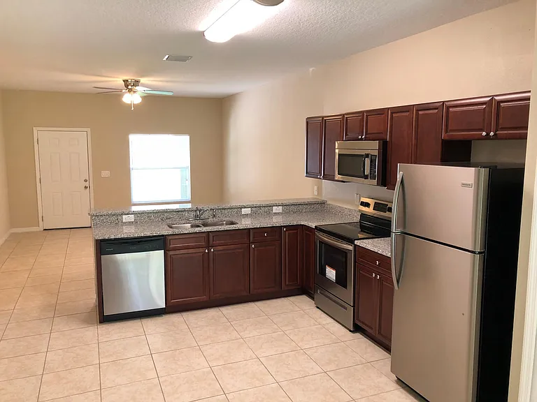 315 Clermont Dr — Photo 3