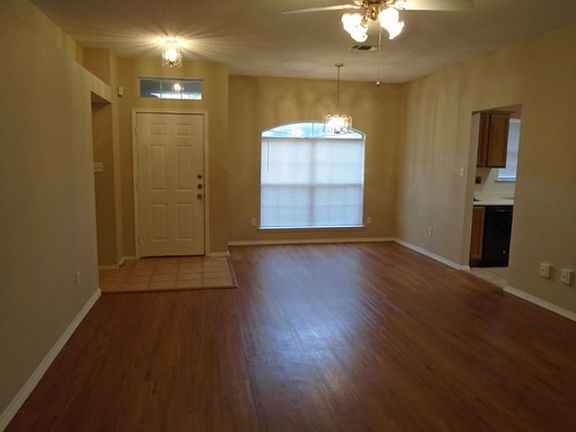 2nd image of 904 W Lynn Creek Dr
