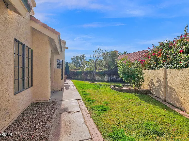 8979 E Gail Rd — Photo 29