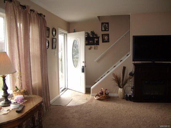 3rd image of 160 Marilyn Dr