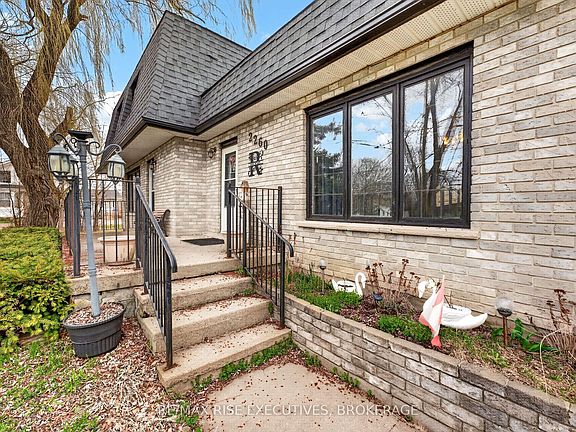 3rd image of 2260 Sydenham Rd