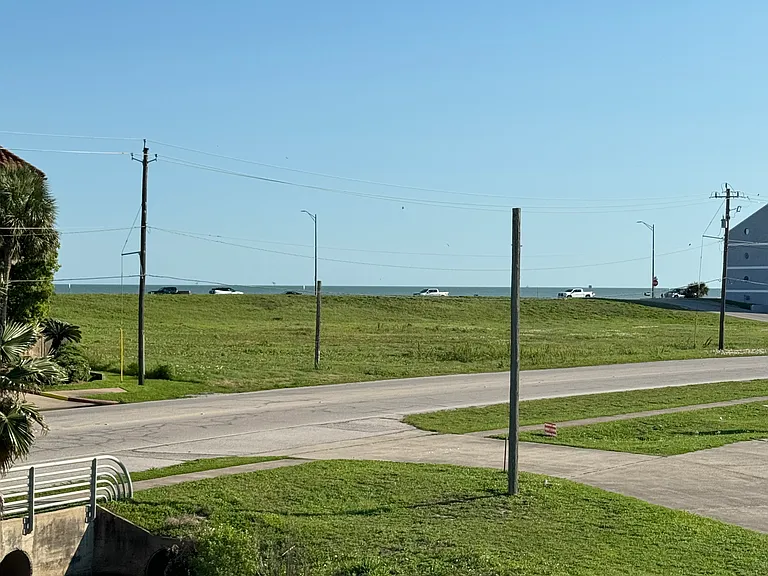 Ocean View and a short walk to the beach.
Vista al oceano y a solo unos pasos de la playa