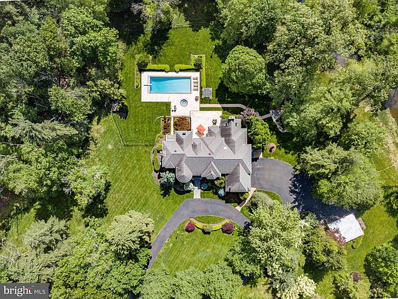 2nd image of 1049 McKean Rd