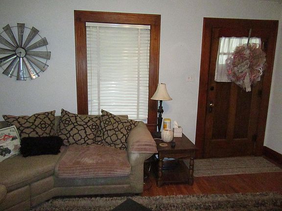 5th image of 628 E Yerby St
