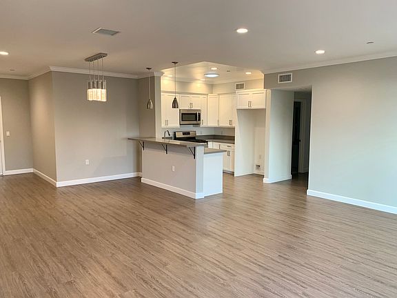 4th image of 11828 Runnymede St #309