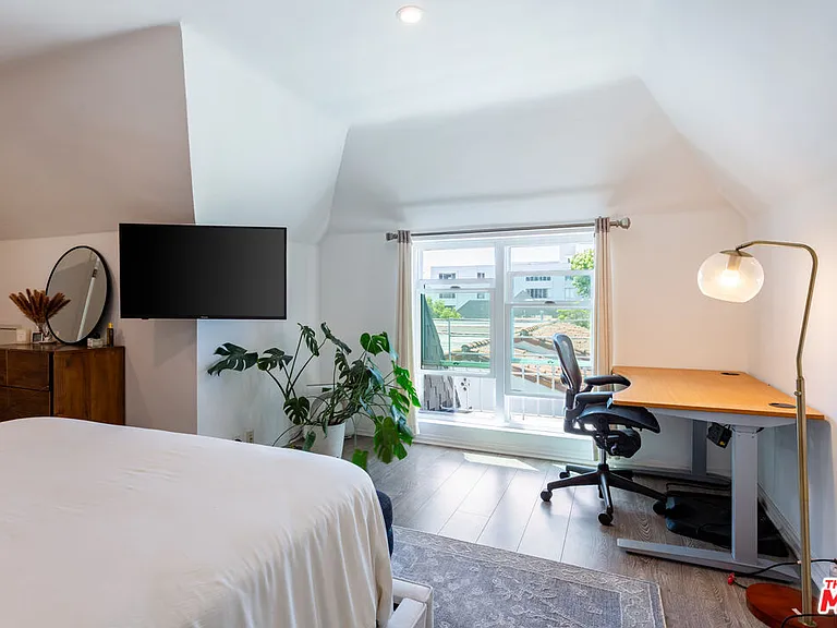 444 S Roxbury Dr #B — Photo 16