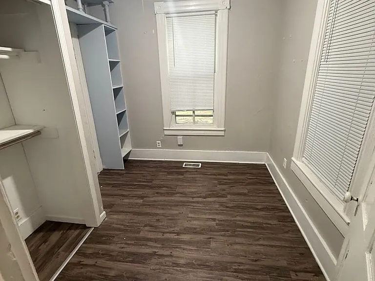 832 N Main St — Photo 2