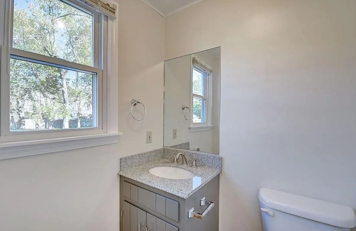 3 bed, 1.5 bath, 1095 sqft, $2,400 — Photo 3