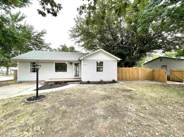 1126 N 9th St, Arkansas City, KS 67005
