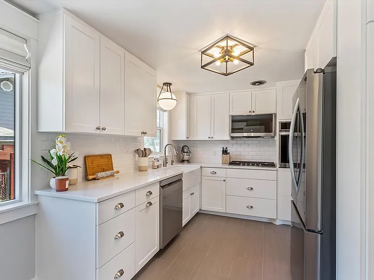 1393 Davis Ave — Photo 5