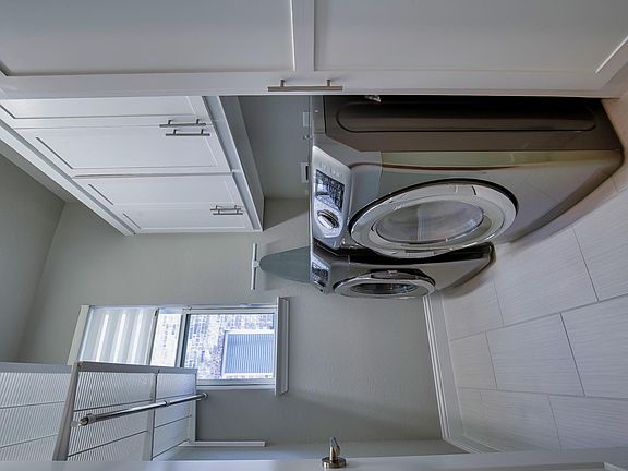 3rd image of 6908 Royal View Dr