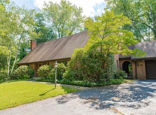 14 Old Brook Rd, West Hartford, CT 06117